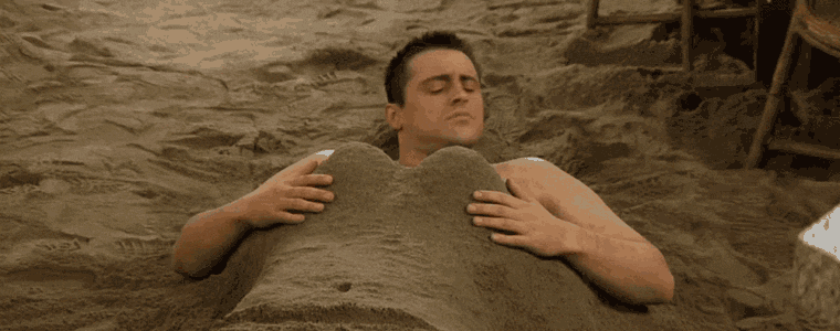 Joey a Jóbarátok egyik részében betemetve homokkal és abból formázva két kebel